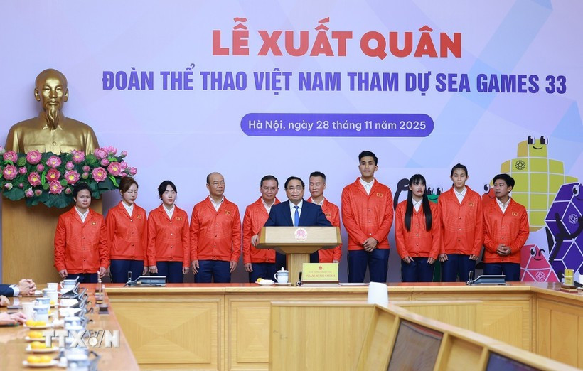 El primer ministro de Vietnam, Pham Minh Chinh, con representantes de la delegación nacional que participa en los SEA Games 33. (Foto: VNA)