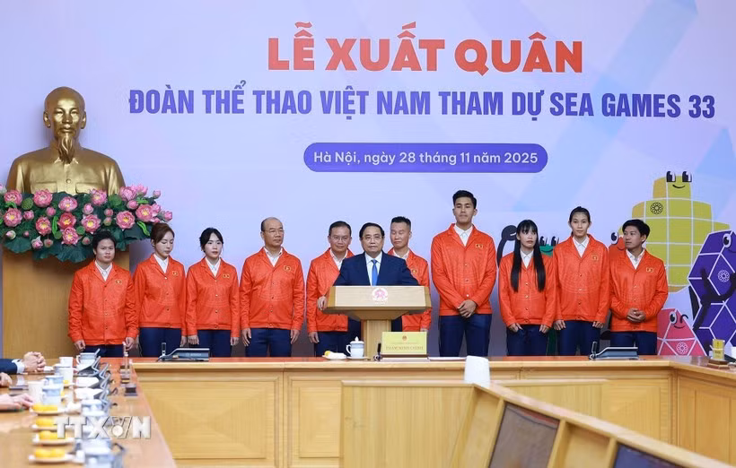 El primer ministro de Vietnam, Pham Minh Chinh, con representantes de la delegación nacional que participa en los SEA Games 33. (Foto: VNA)