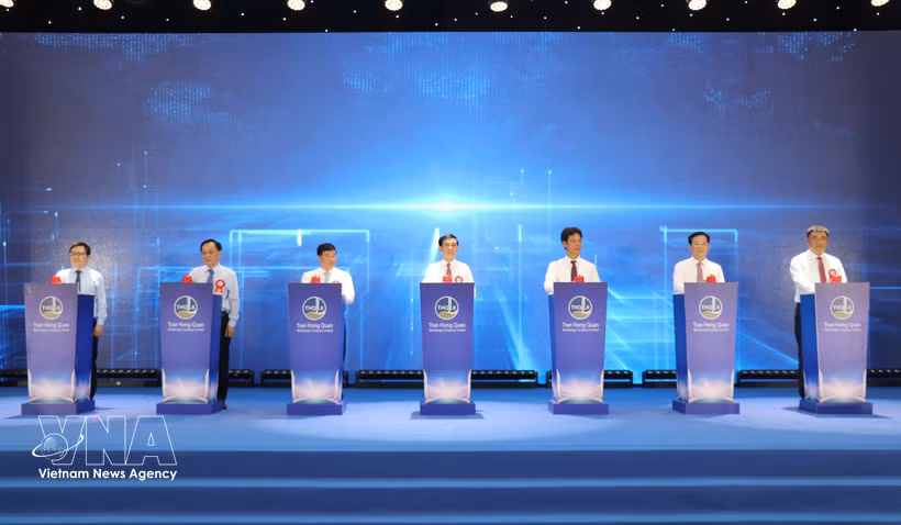 Vietnam presenta el primer lingote de aluminio producido en el país (Foto: VNA)