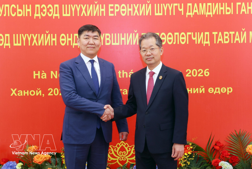 El presidente del Tribunal Supremo Popular de Vietnam, Nguyen Van Quang, y su homólogo mongol, Ganzorig Damdin (Foto: VNA)