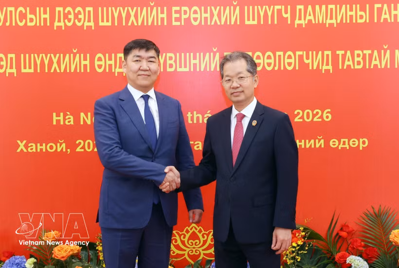 El presidente del Tribunal Supremo Popular de Vietnam, Nguyen Van Quang, y su homólogo mongol, Ganzorig Damdin (Foto: VNA)