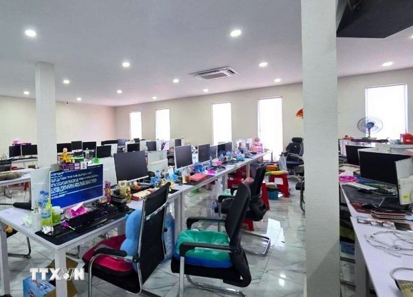 Una sala de operación de estafa en línea en la ciudad camboyaana de Poipet. (Foto: AKP)