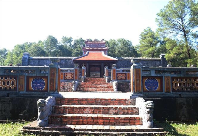 Estructura erigida ilegalmente frente al mausoleo de la Reina Madre Tu Du (Foto: VNA)