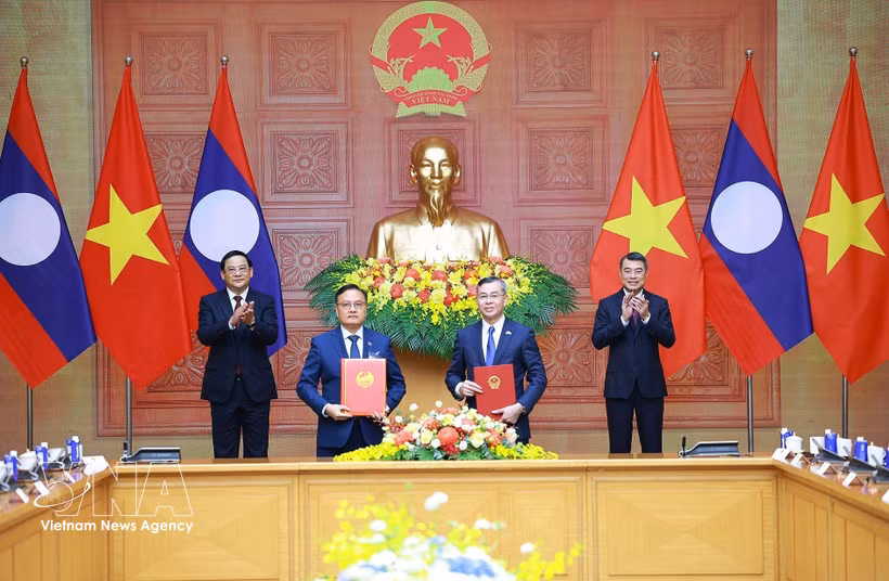 El primer ministro de Vietnam, Le Minh Hung, y su homólogo laosiano, Sonexay Siphandone, presencian en el intercambio del acuerdo de cooperación para el período 2026-2030 entre ministerios de Finanzas de sus respectivos países. (Foto: VNA)