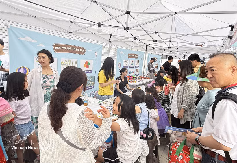 El pabellón de Vietnam atrae a un gran número de visitantes en la 18.ª edición del Festival Mundial de Gastronomía Seongbuk Nurimasil, celebrado en Seúl. (Foto: VNA)