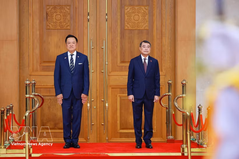 El primer ministro de Vietnam, Le Minh Hung, y su homólogo de Tailandia, Anutin Charnvirakul. (Foto: VNA)