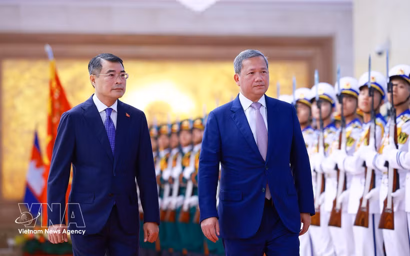 El primer ministro de Vietnam, Le Minh Hung, preside la ceremonia de bienvenida oficial en honor a su homólogo de Camboya, Samdech Moha Borvor Thipadei Hun Manet. (Foto: VNA)