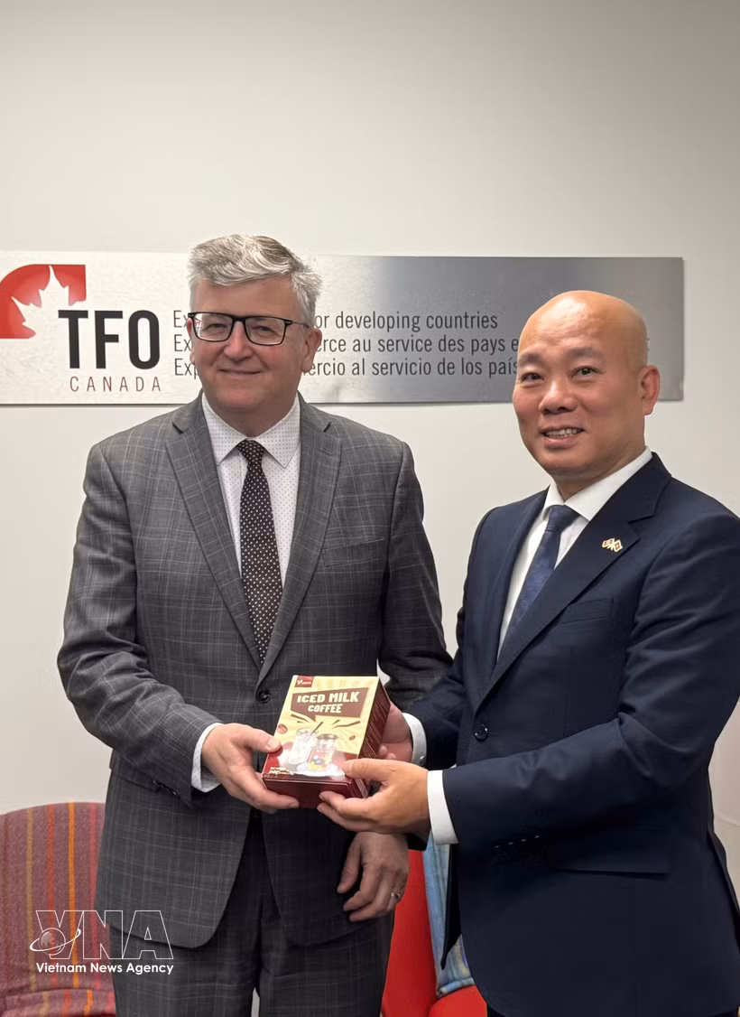 Representantes de la Agencia Vietnamita de Promoción del Comercio (Vietrade) y la Organización de Promoción del Comercio de Canadá (TFO). (Foto: VNA)