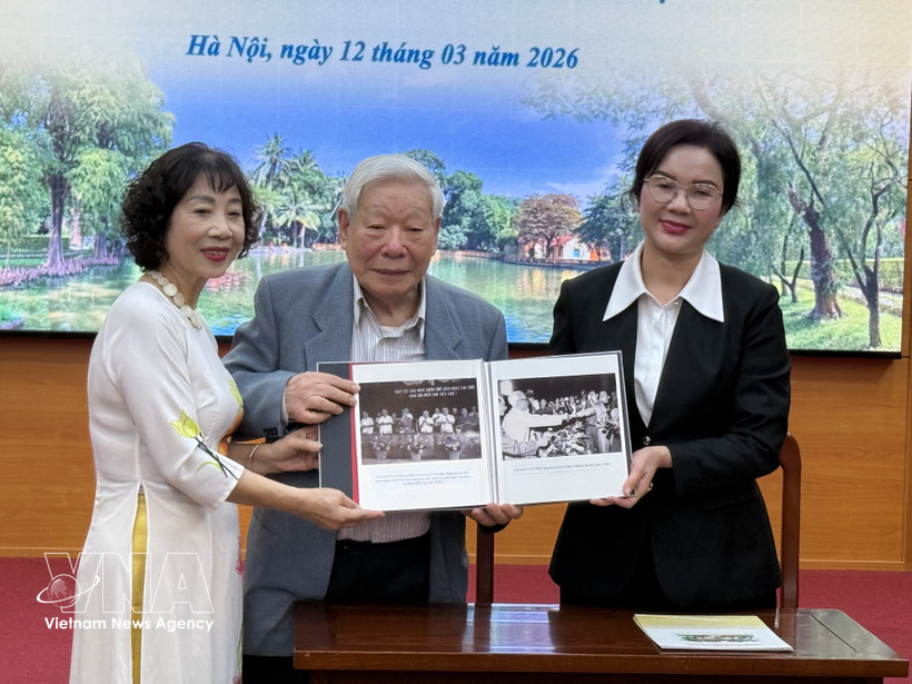 Área de reliquias del Presidente Ho Chi Minh recibe valiosas fotografías históricas (Foto: VNA)