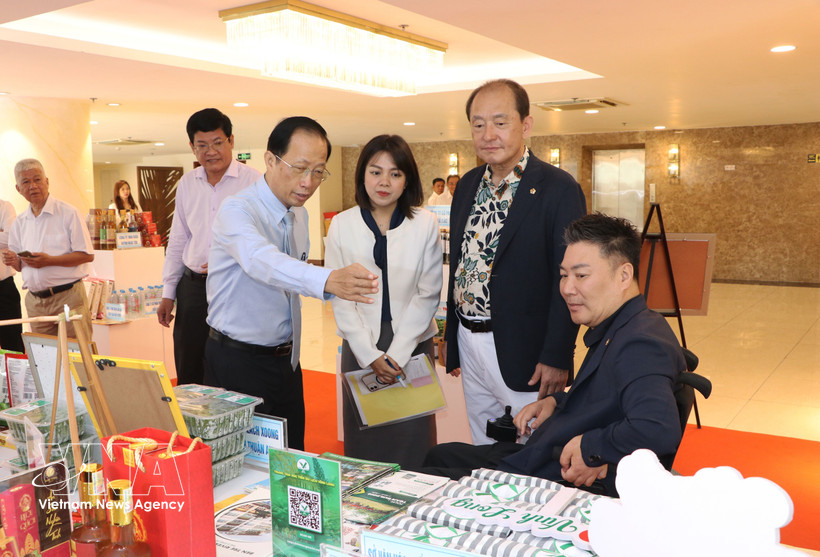 Representantes de la provincia sureña vietnamita de Vinh Long presentan productos típicos locales en Corea del Sur. (Foto: VNA)