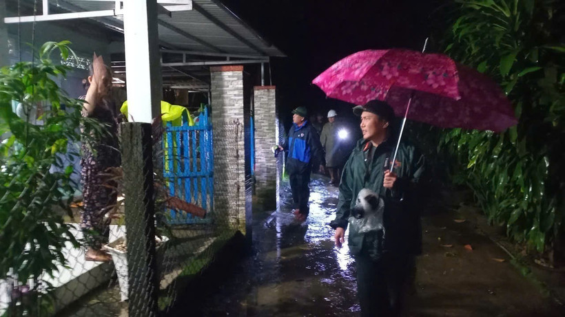 El vicepresidente del Comité Popular de la ciudad de Da Nang, Tran Nam Hung, inspecciona los graves deslizamientos de tierra en la Ruta Nacional 40B. (Foto: VNA)