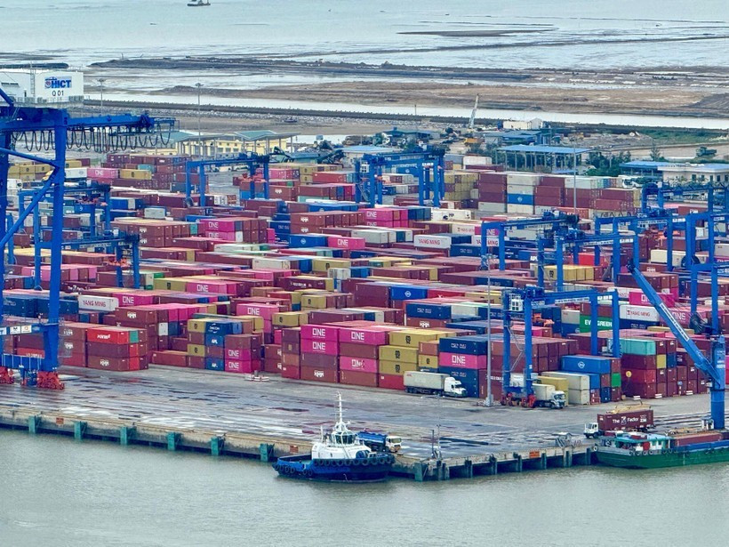 Hasta el 15 de septiembre, el valor del comercio exterior de Vietnam alcanzó 637,21 mil millones de dólares, un aumento interanual de 17,2%. (Foto: VNA)