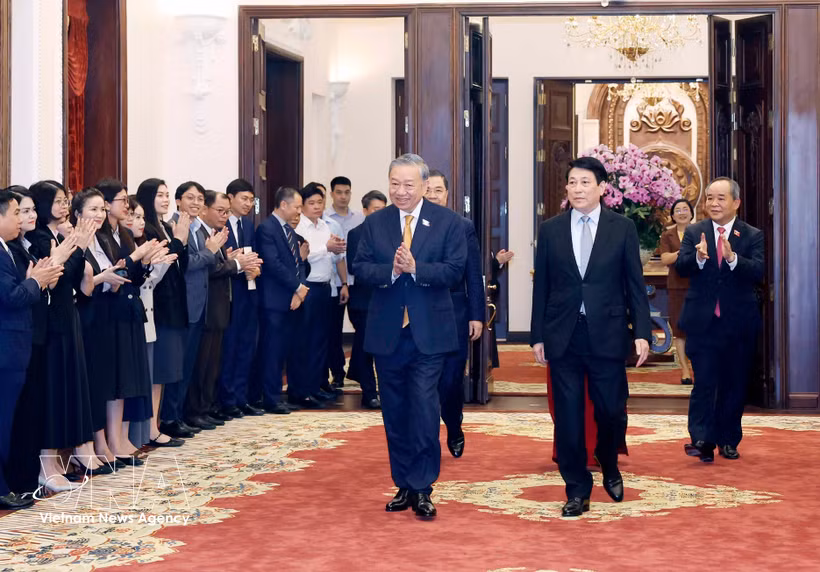 Máximo dirigente de Vietnam sostiene encuentro con el personal de la Oficina Presidencial (Foto: VNA)