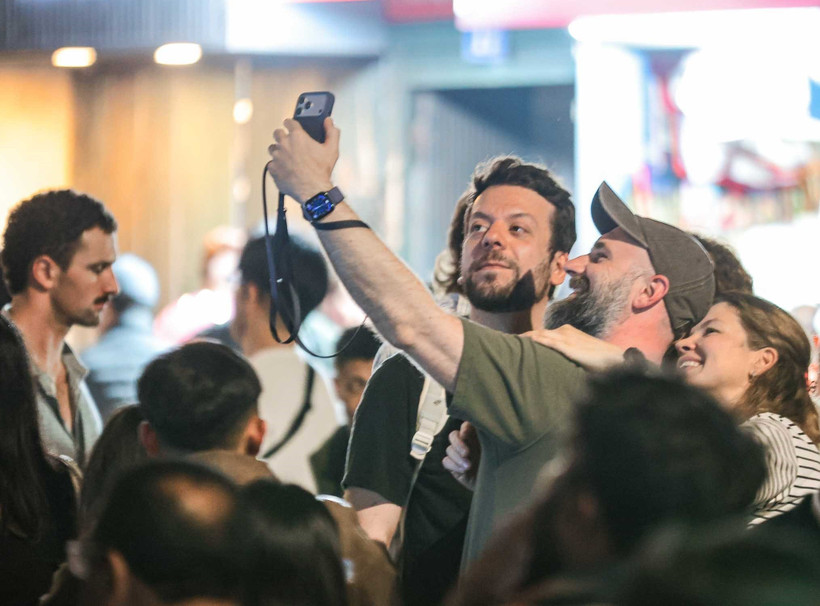 Extranjeros disfrutan la vibrante llegada de 2026 en la capital vietnamita (Foto: VNA)