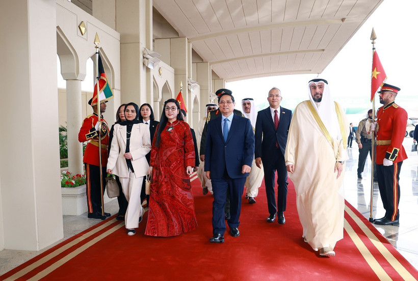 El primer ministro de Vietnam, Pham Minh Chinh, y su cónyuge llegan a Kuwait para iniciar una visita oficial. (Foto: VNA)