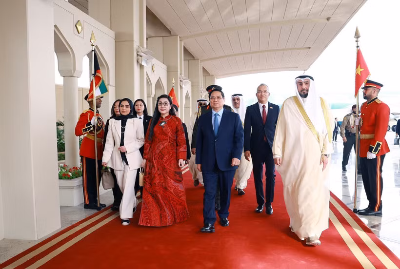 El primer ministro de Vietnam, Pham Minh Chinh, y su cónyuge llegan a Kuwait para iniciar una visita oficial. (Foto: VNA)