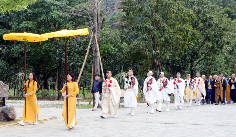 La ceremonia de ofrenda al Buda principal de la pagoda Ba Sao.. (Foto: VNA)