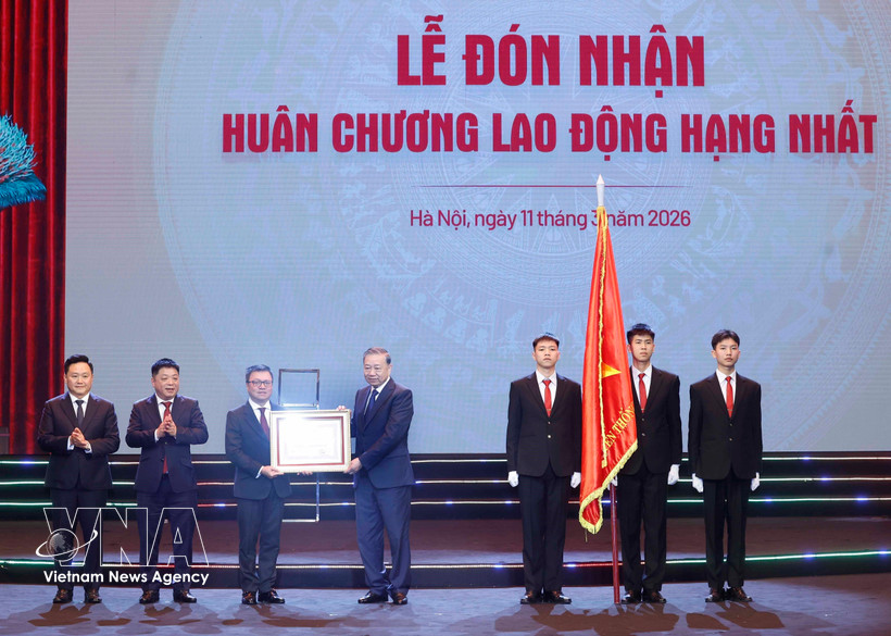 El secretario general del Partido Comunista de Vietnam, To Lam, entrega la Orden del Trabajo de Primera Clase al periódico Nhan Dan. (Foto: VNA)