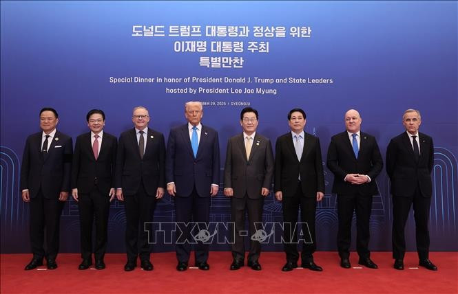 El presidente de Vietnam, Luong Cuong, con los líderes económicos participantes en la Semana de Alto Nivel del APEC 2025. (Foto: VNA)