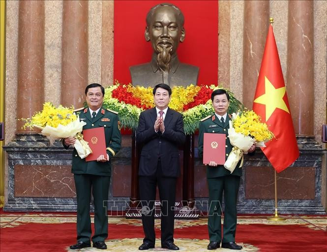 El presidente de Vietnam, Luong Cuong, en su calidad de jefe del Consejo de Defensa y Seguridad Nacional y Comandante en Jefe de las Fuerzas Armadas, presidió hoy una ceremonia para ascender a dos altos oficiales del Ministerio de Defensa al rango de Coronel General. (Foto: VNA)