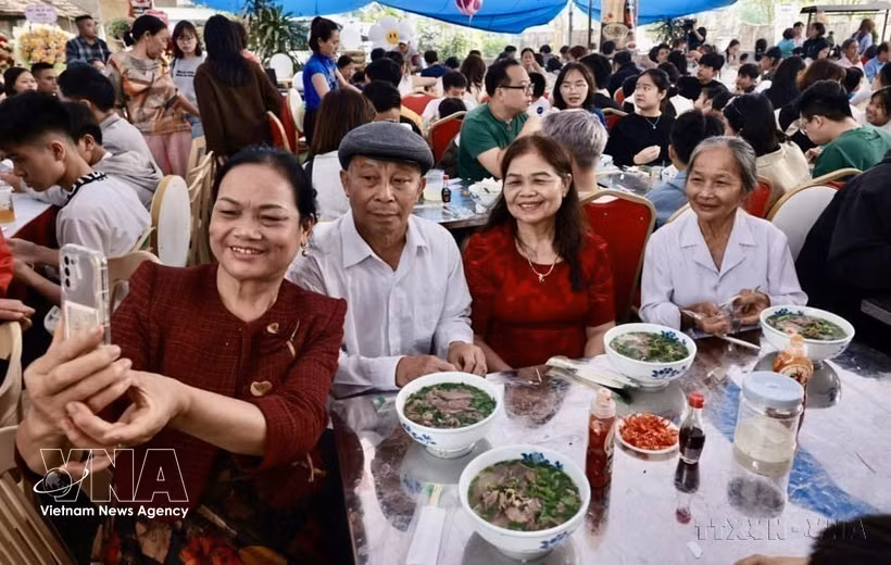 Ancianos vietnamitas en un festival de oficio tradicional. (Foto: VNA)