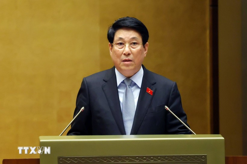 El presidente de Vietnam, Luong Cuong, presenta informe de balance ante la Asamblea Nacional durante el décimo período de sesiones de la XV legislatura. (Foto: VNA)