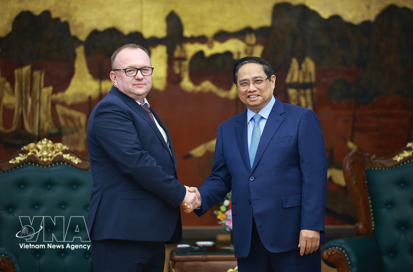 El primer ministro de Vietnam, Pham Minh Chinh, y el presidente del Comité Estatal de Examen Forense de Belarús, Volkov Alexei Aleksandrovich. (Foto: VNA)