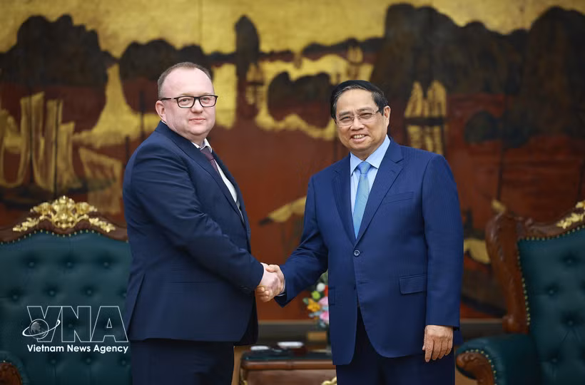 El primer ministro de Vietnam, Pham Minh Chinh, y el presidente del Comité Estatal de Examen Forense de Belarús, Volkov Alexei Aleksandrovich. (Foto: VNA)