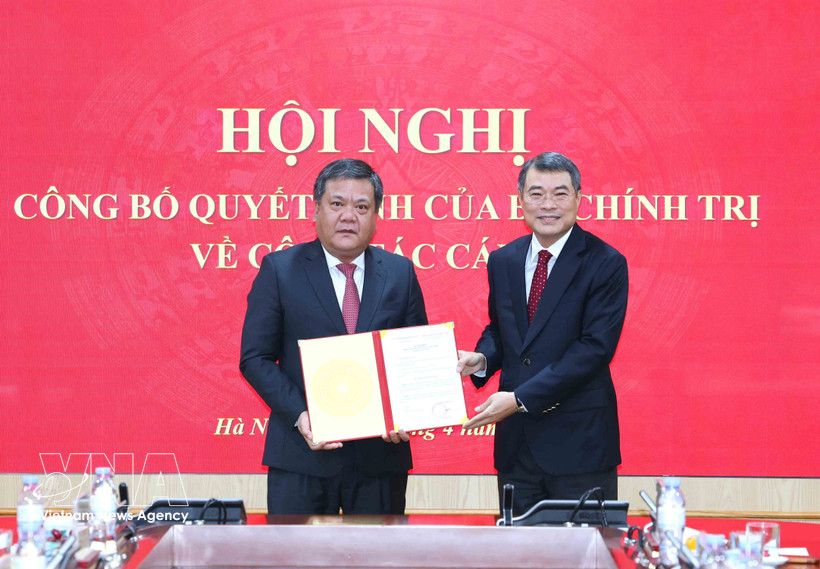 El miembro del Buró Político, secretario del Comité Central del Partido Comunista de Vietnam y jefe de su Comisión de Organización, Le Minh Hung, entrega decisión oficial del Buró Político que ratifica a Tran Phong como nuevo secretario del Comité partidista en la provincia central de Khanh Hoa para el mandato 2025-2030. (Foto: VNA)