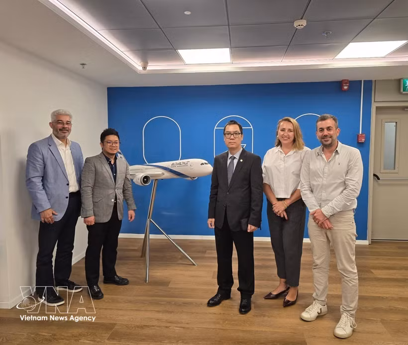 Representantes de la Embajada y Oficina Comercial de Vietnam en Israel y de EL AL Airlines en la reunión del 12 de mayo. (Foto: VNA)