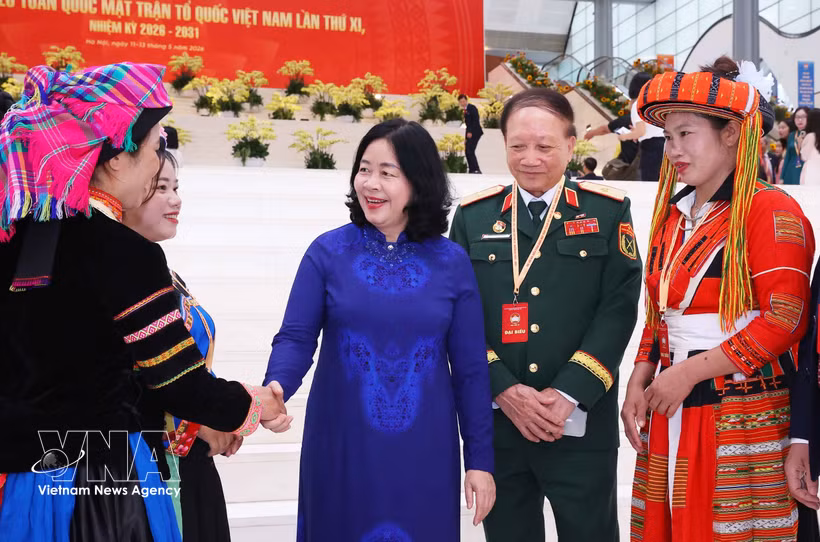 La miembro del Buró Político y presidenta del Comité Central del FPV para el mandato 2026-2031, Bui Thi Minh Hoai, con los delegados del XI Congreso Nacional del FPV. (Foto: VNA)