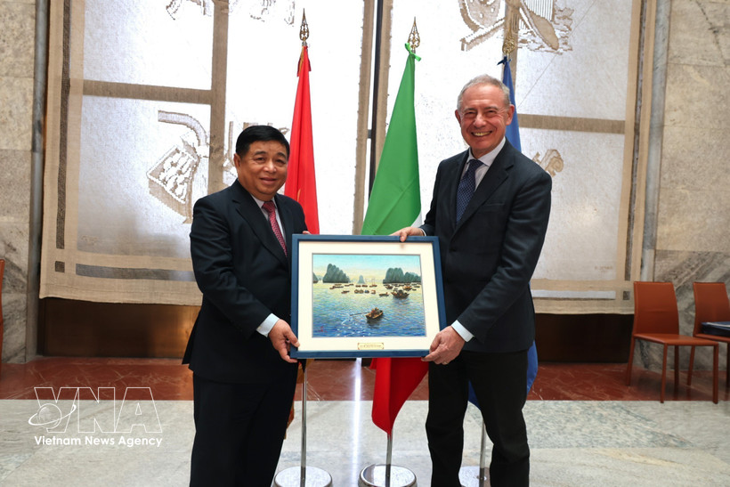 El viceprimer ministro vietnamita Nguyen Chi Dung y el ministro italiano de Empresas y Made in Italy, Adolfo Urso. (Foto: VNA)