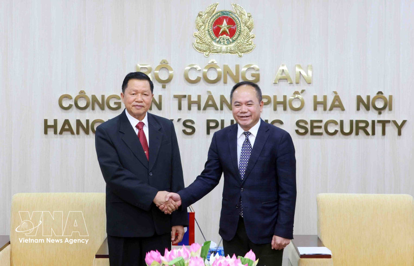 El director de la Policía de Hanoi, teniente general Nguyen Thanh Tung, y el ministro de Seguridad Pública de Laos, coronel general Vanthong Kongmany. (Foto: VNA)