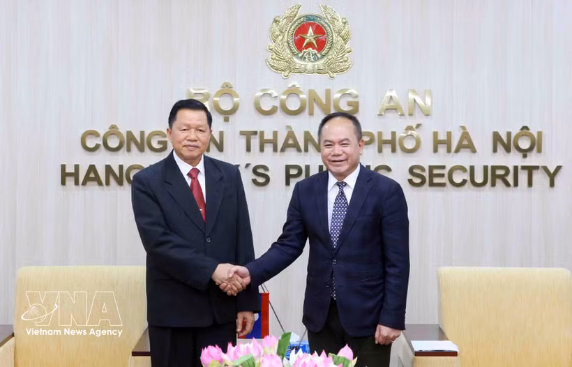 El director de la Policía de Hanoi, teniente general Nguyen Thanh Tung, y el ministro de Seguridad Pública de Laos, coronel general Vanthong Kongmany. (Foto: VNA)