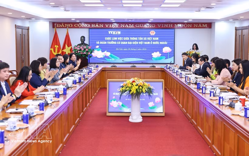 Sesión de trabajo entre la dirección de la Agencia Vietnamita de Noticias y los jefes de las misiones diplomáticas vietnamitas en el extranjero, celebrada el 20 de marzo. (Foto: VNA)