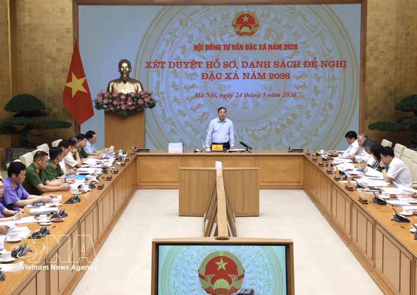 El miembro del Buró Político y viceprimer ministro permanente de Vietnam, Pham Gia Tuc, preside la reunión de revisión de expedientes en su calidad de presidente del Consejo Consultivo de Amnistía de 2026. (Foto: VNA)