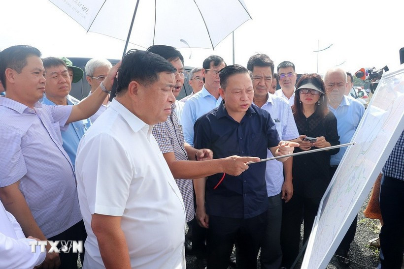 El viceprimer ministro de Vietnam, Nguyen Chi Dung ,supervisa proyectos importantes para la cumbre APEC 2027, priorizando su finalización a tiempo. (Foto: VNA)