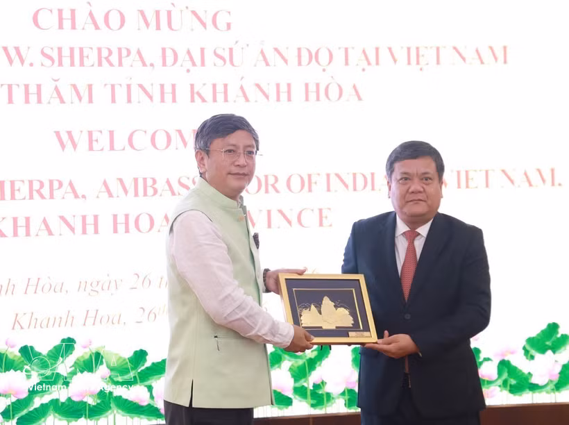 El secretario del Comité del Partido de la provincia de Khanh Hoa, Tran Phong, se reúne con el embajador de la India en Vietnam, Tshering Wangchuk Sherpa. (Foto: VNA)