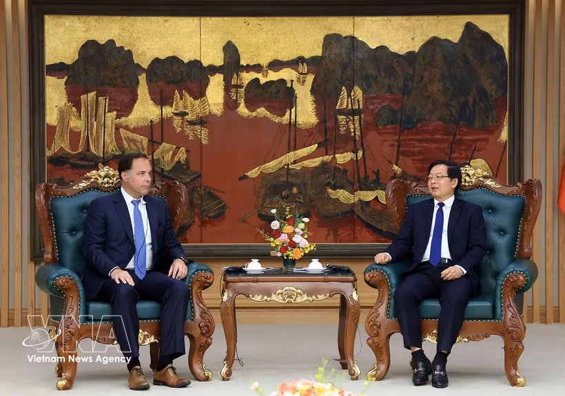 El viceprimer ministro de Vietnam, Ho Quoc Dung, recibie en Hanoi a Jeff Place, director de la Cadena de Suministro de Coherent Corporation. (Foto: VNA)