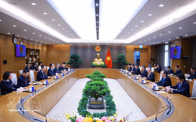 El primer ministro de Vietnam, Le Minh Hung, recibie al embajador de China en Hanoi, He Wei. (Foto: VNA)