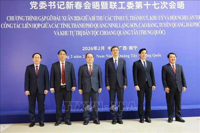 Los secretarios de los comités partidistas de cinco localidades vietnamitas (Quang Ninh, Lang Son, Cao Bang, Tuyen Quang y Hai Phong) y de la Región Autónoma Zhuang de Guangxi, China, se reúnen en la ciudad de Nanning (Foto: VNA)