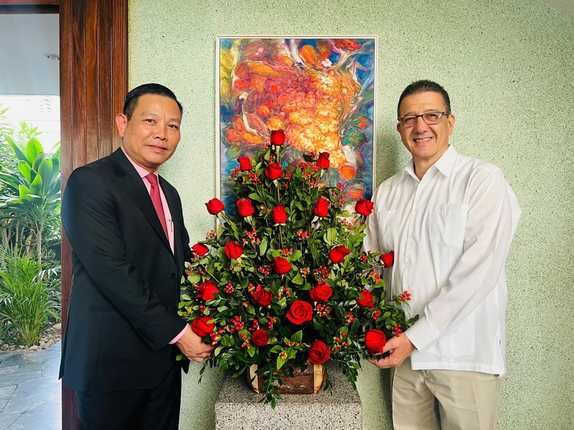 El embajador de Vietnam en Venezuela, Vu Trung My, y el embajador cubano en el país suramericano, Jorge Luis Mayo Fernández. (Foto: VNA)