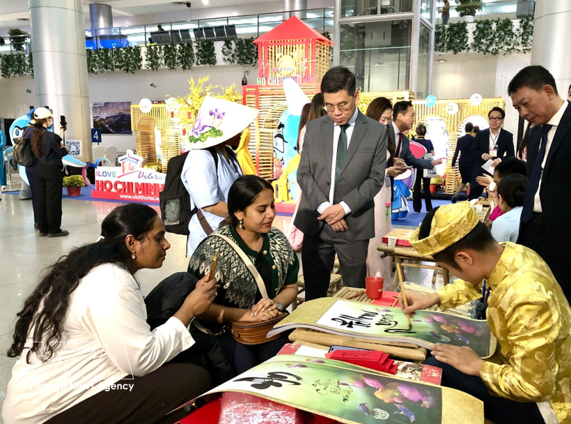 Presentan cultura vietnamita a turistas internacionales (Foto: VNA)