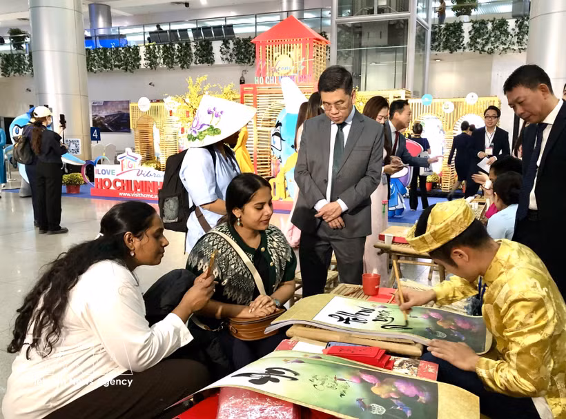 Presentan cultura vietnamita a turistas internacionales (Foto: VNA)