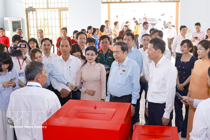 El presidente de la Asamblea Nacional de Vietnham, Tran Thanh Man, revisa los preperativos para las elecciones lejislativas en Dong Nai. (Foto: VNA)