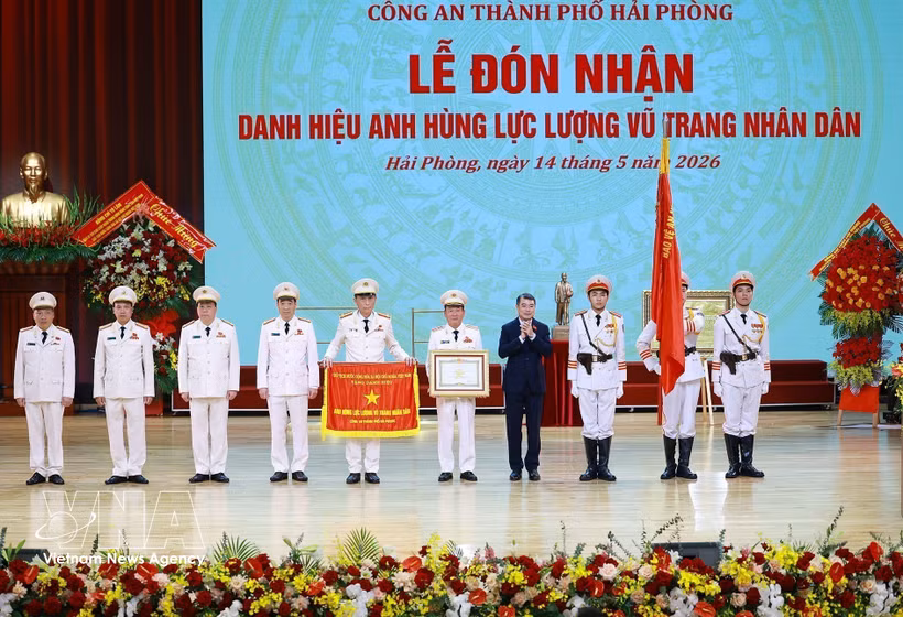 El primer ministro Le Minh Hung entrega el título de Héroe a la Policía de Hai Phong. (Foto: VNA)