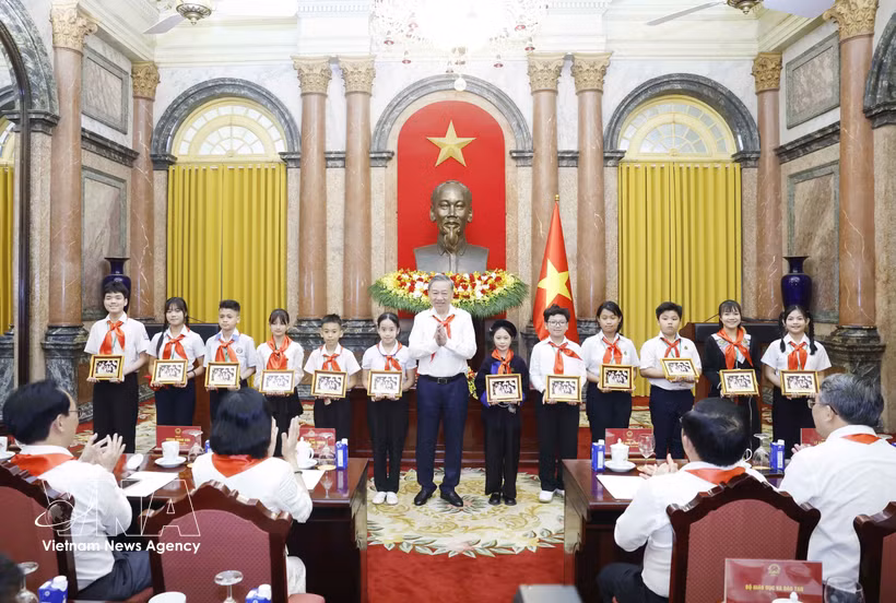 Máximo dirigente de Vietnam se reúne con jóvenes destacados (Foto: VNA)