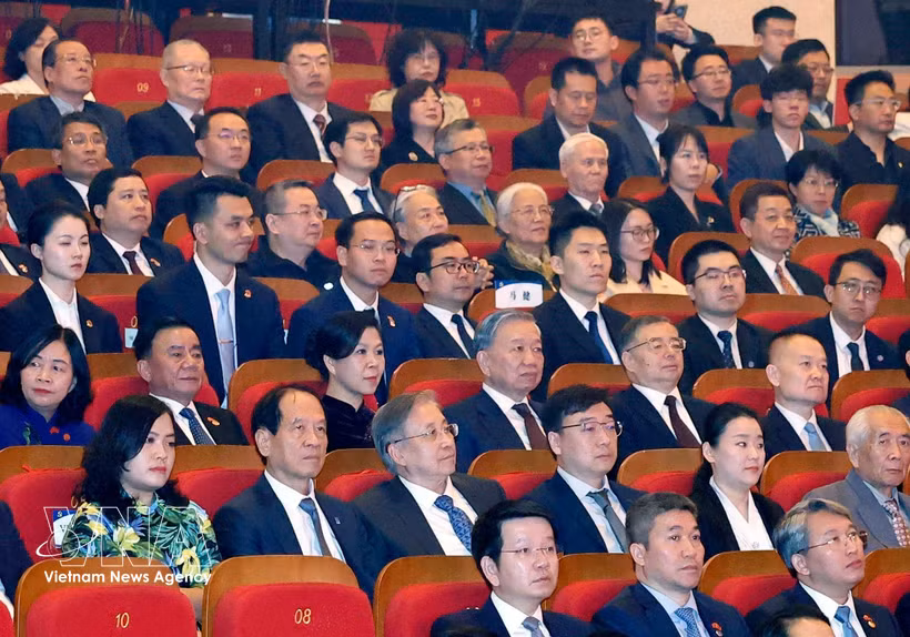 El secretario general del Partido Comunista y presidente de Vietnam, To Lam, asiste a programa artístico de amistad Vietnam–China (Foto: VNA)