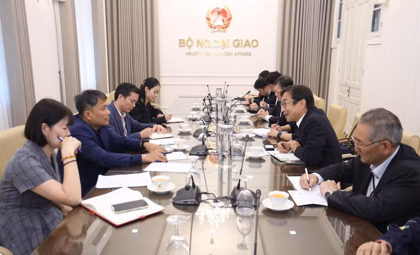 El viceministro permanente de Relaciones Exteriores, Nguyen Minh Vu, recibe a representantes de la empresa japonesa Idemitsu Kosan Co. Ltd. (Foto: Cancillería)