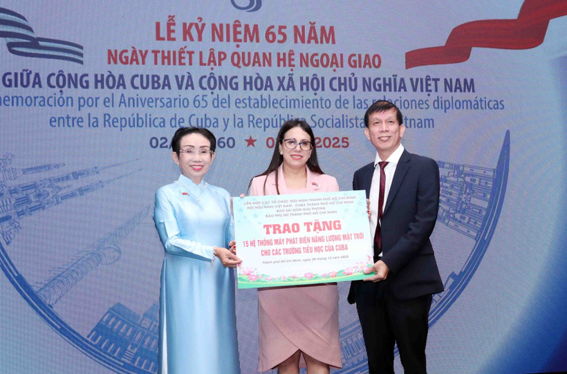 Ariadne Feo Labrada, cónsul general de Cuba, (centro) recibe apoyo de Ciudad Ho Chi Minh. (Foto: VNA)